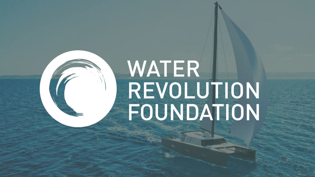 Das Logo der „Water Revolution Foundation“ über dem Bild eines Segelschiffs auf dem Meer.