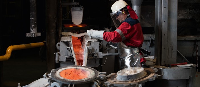 Speira employees in work clothes during the production phase of aluminum.