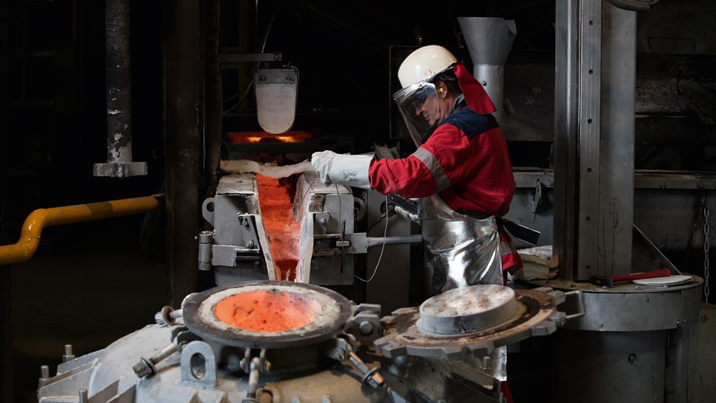 Speiras ansatte i arbeidsklær under aluminiumsproduksjonen.