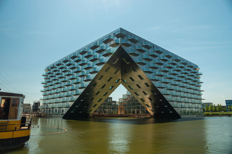 Aluminum façade of the Sluishuis building made of Speira aluminum.