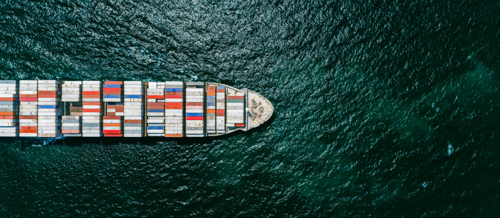 Beladenes Containerschiff auf dem Weg über das Meer.