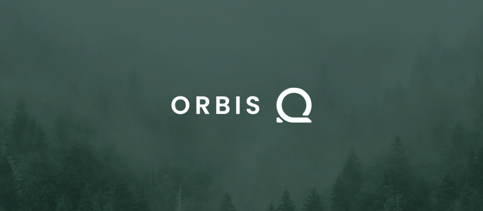 Speiras ORBIS-logo foran et grønnfarget skogsfoto.