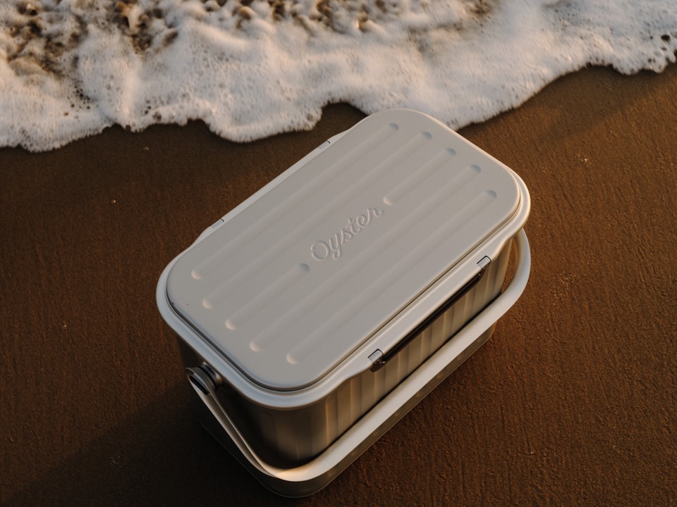 Kühlbox aus Speira Aluminium an einem Sandstrand.