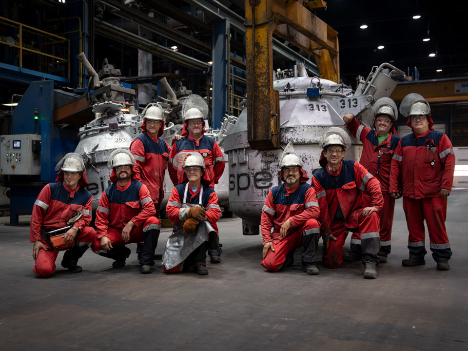 Speira employees in work clothes at the Recycling Services Deizisau plant.