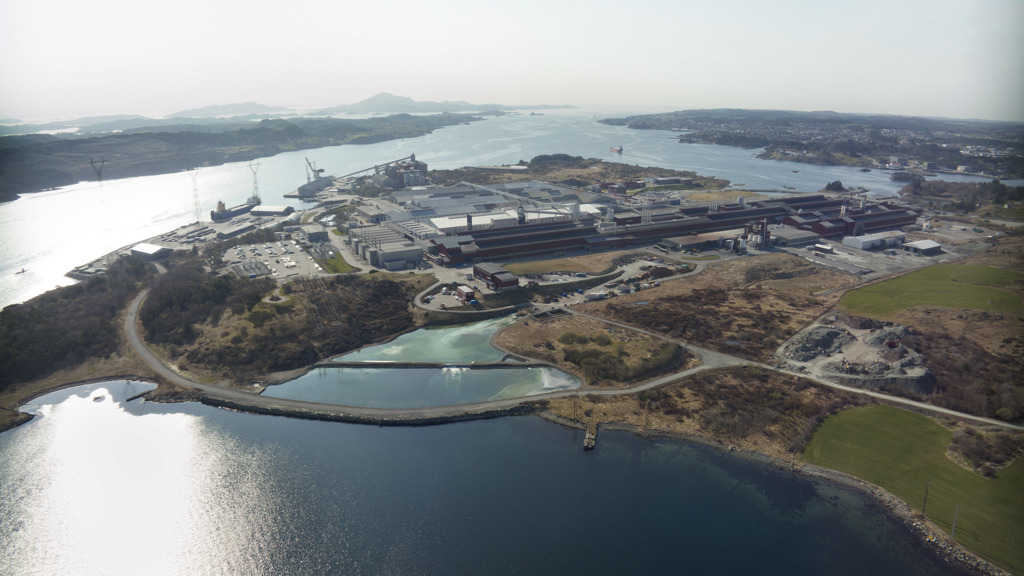 Speiras Werk in Karmøy, an einem sonnigen Tag aus der Vogelperspektive gesehen.