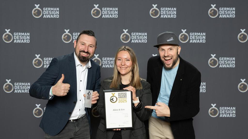 Smiling employees from Speira and the agency MINT at an award ceremony.