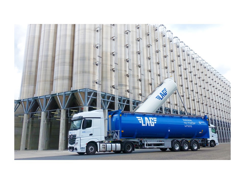 Beladener Lkw in einer Aluminiumfabrik.